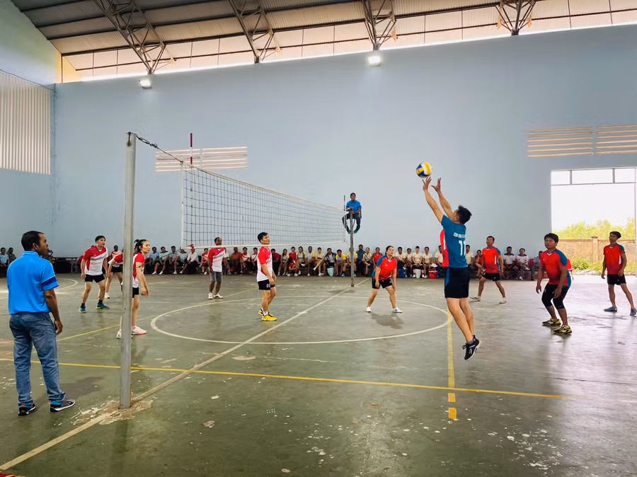 Khai mạc giải bóng chuyền nam-nữ kết hợp huyện Ia Pa năm 2024 là trận đấu giữa Công đoàn xã Pờ Tó và xã Ia Kdăm. Ảnh: Vũ Chi