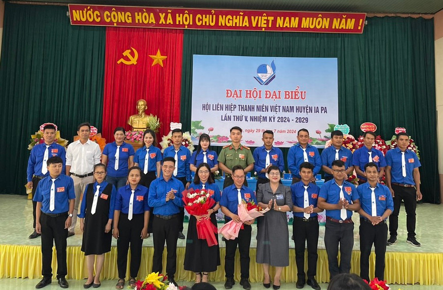 Ủy ban Hội LHTN Việt Nam huyện Ia Pa khóa V ra mắt Đại hội. Ảnh: Vũ Chi Ủy ban Hội LHTN Việt Nam huyện Ia Pa khóa V ra mắt Đại hội. Ảnh: Vũ Chi