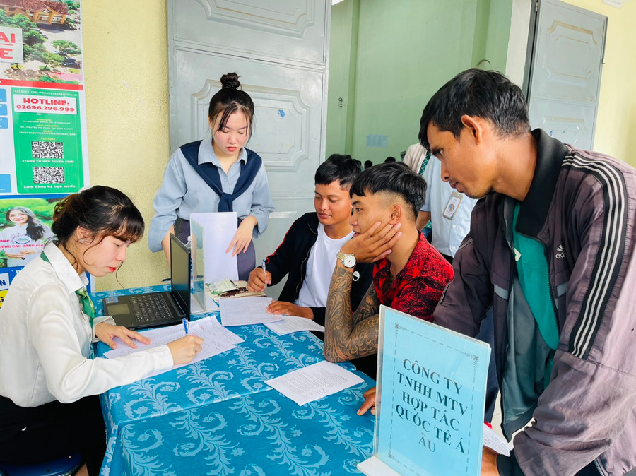 Rmah Thoăi và Ksor Quy (thứ 2 và 3 từ phải qua, thôn Điểm 9, xã Ia Hiao, huyện Phú Thiện) đều là bộ đội mới xuất ngũ đăng ký tìm việc làm tại hội chợ. Ảnh: Vũ Chi Rmah Thoăi và Ksor Quy (thứ 2 và 3 từ phải qua, thôn Điểm 9, xã Ia Hiao, huyện Phú Thiện) đều là bộ đội mới xuất ngũ đăng ký tìm việc làm tại hội chợ. Ảnh: Vũ Chi