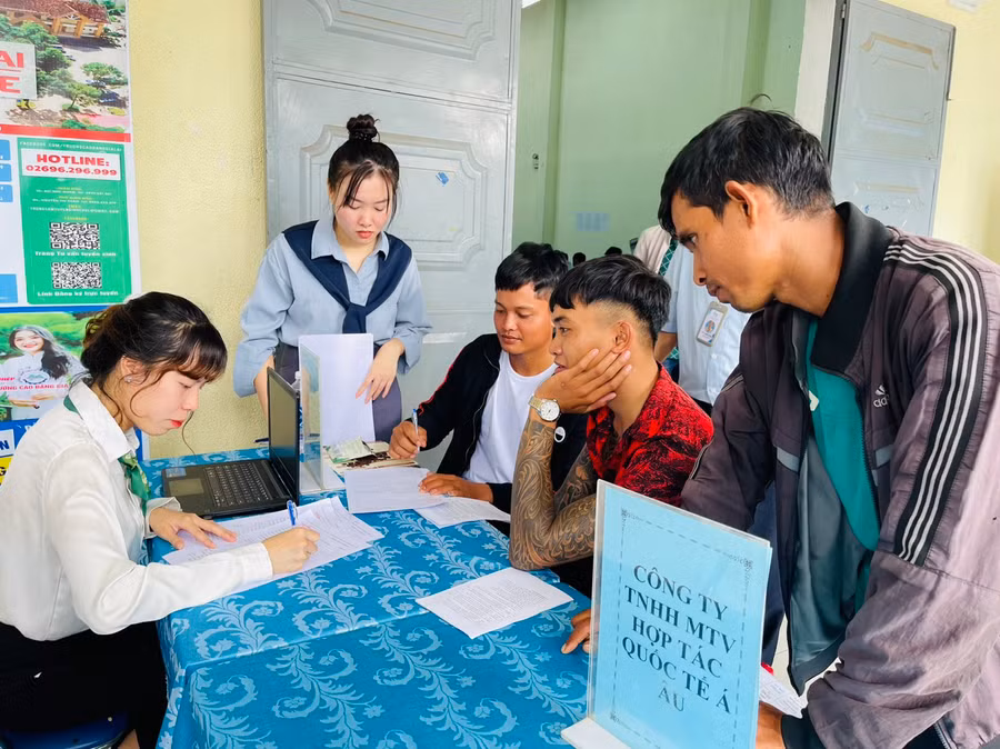 Rmah Thoăi và Ksor Quy (thứ 2 và 3 từ phải qua, thôn Điểm 9, xã Ia Hiao, huyện Phú Thiện) đều là bộ đội mới xuất ngũ đăng ký tìm việc làm tại hội chợ. Ảnh: Vũ Chi