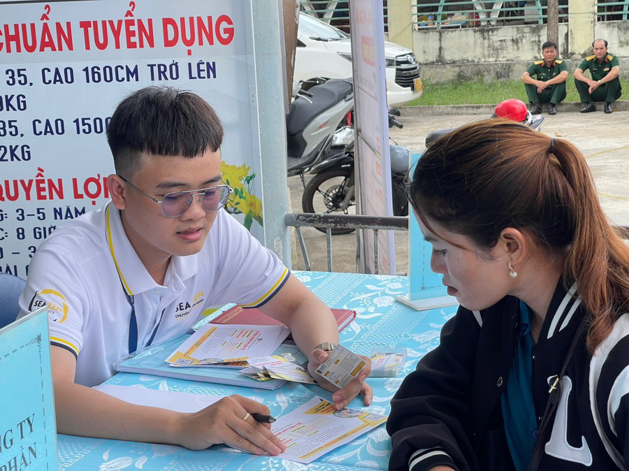 Tham gia hội chợ việc làm, người lao động được các công ty, doanh nghiệp tư vấn việc làm phù hợp với khả năng. Ảnh: Vũ Chi Tham gia hội chợ việc làm, người lao động được các công ty, doanh nghiệp tư vấn việc làm phù hợp với khả năng. Ảnh: Vũ Chi