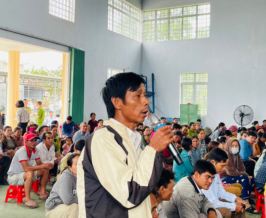 Cử tri nêu kiến nghị tại buổi tiếp xúc cử tri. Ảnh: Vũ Chi Cử tri nêu kiến nghị tại buổi tiếp xúc cử tri. Ảnh: Vũ Chi