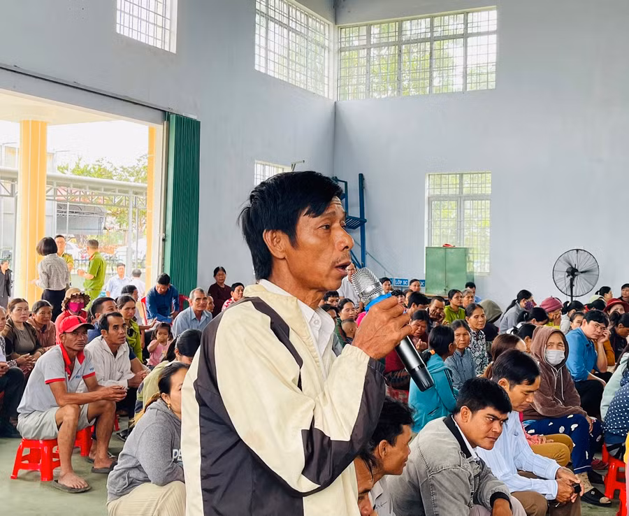 Cử tri nêu kiến nghị tại buổi tiếp xúc cử tri. Ảnh: Vũ Chi