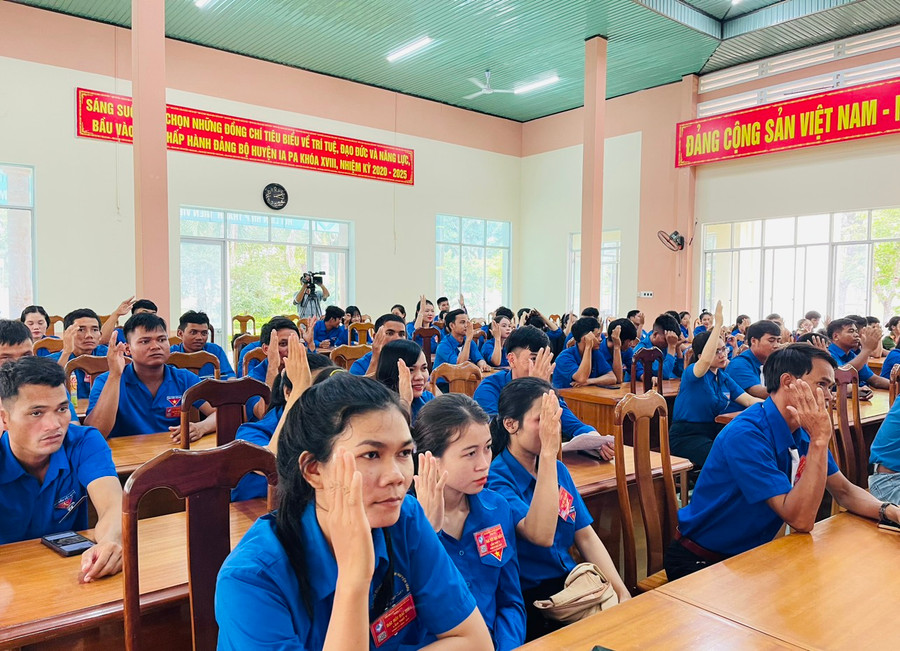 Các đại biểu hiệp thương chọn cử 21 anh, chị vào Ủy ban Hội LHTN Việt Nam huyện Ia Pa khóa V. Ảnh Vũ Chi Các đại biểu hiệp thương chọn cử 21 anh, chị vào Ủy ban Hội LHTN Việt Nam huyện Ia Pa khóa V. Ảnh Vũ Chi