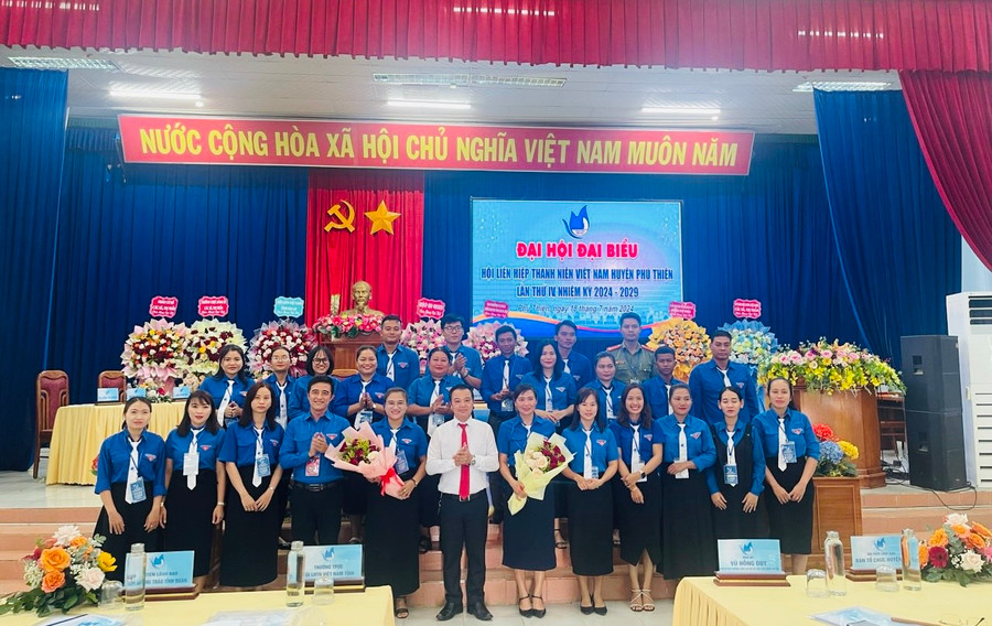 Ủy ban Hội LHTN Việt Nam huyện Phú Thiện khóa IV ra mắt Đại hội. Ảnh: Ksor Hoăi Ủy ban Hội LHTN Việt Nam huyện Phú Thiện khóa IV ra mắt Đại hội. Ảnh: Ksor Hoăi