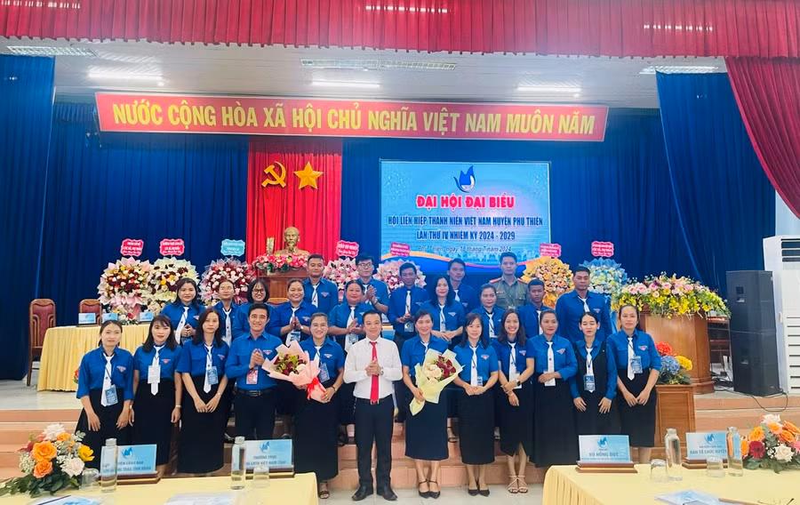 Ủy ban Hội LHTN Việt Nam huyện Phú Thiện khóa IV ra mắt Đại hội. Ảnh: Ksor Hoăi