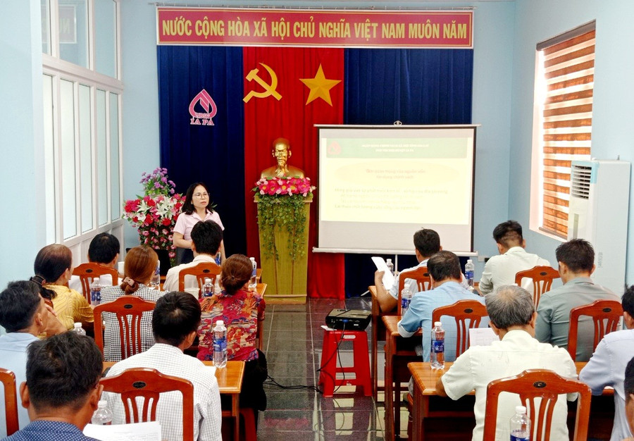 Quang cảnh lớp tập huấn nghiệp vụ tín dụng cho 60 cán bộ ngoại ngành huyện Ia Pa. Ảnh: Kim Liên Quang cảnh lớp tập huấn nghiệp vụ tín dụng cho 60 cán bộ ngoại ngành huyện Ia Pa. Ảnh: Kim Liên