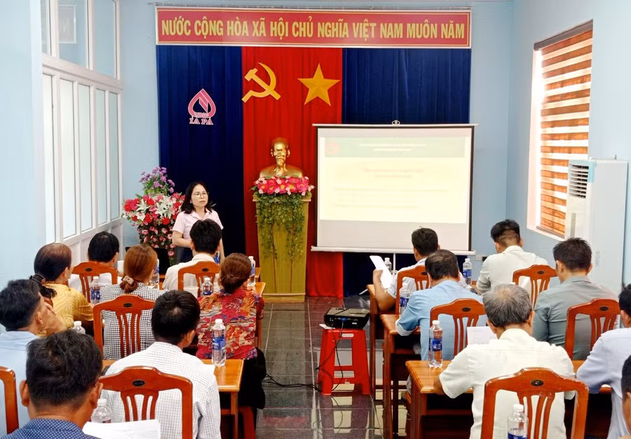 Quang cảnh lớp tập huấn nghiệp vụ tín dụng cho 60 cán bộ ngoại ngành huyện Ia Pa. Ảnh: Kim Liên
