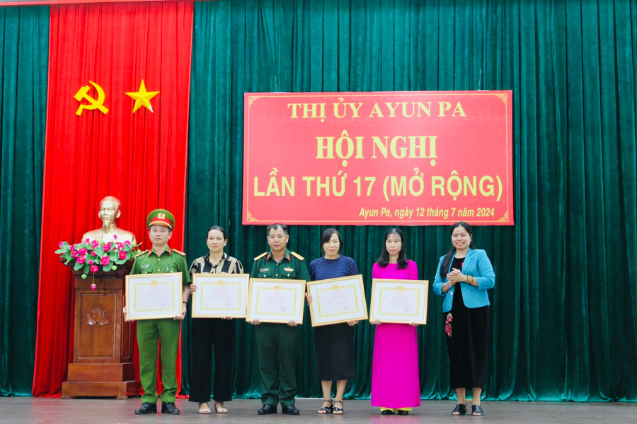 Các tập thể, cá nhân được Ban Thường vụ Tỉnh ủy tặng bằng khen hoàn thành xuất sắc nhiệm vụ 5 năm liền 2019-2023. Ảnh: Vũ Chi Các tập thể, cá nhân được Ban Thường vụ Tỉnh ủy tặng bằng khen hoàn thành xuất sắc nhiệm vụ 5 năm liền 2019-2023. Ảnh: Vũ Chi