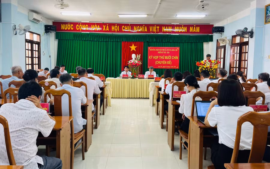 Quang cảnh kỳ họp thứ 19 (chuyên đề) Hội đồng nhân dân thị xã khóa XIII, nhiệm kỳ 2021-2026. Ảnh: Vũ Chi Quang cảnh kỳ họp thứ 19 (chuyên đề) Hội đồng nhân dân thị xã khóa XIII, nhiệm kỳ 2021-2026. Ảnh: Vũ Chi