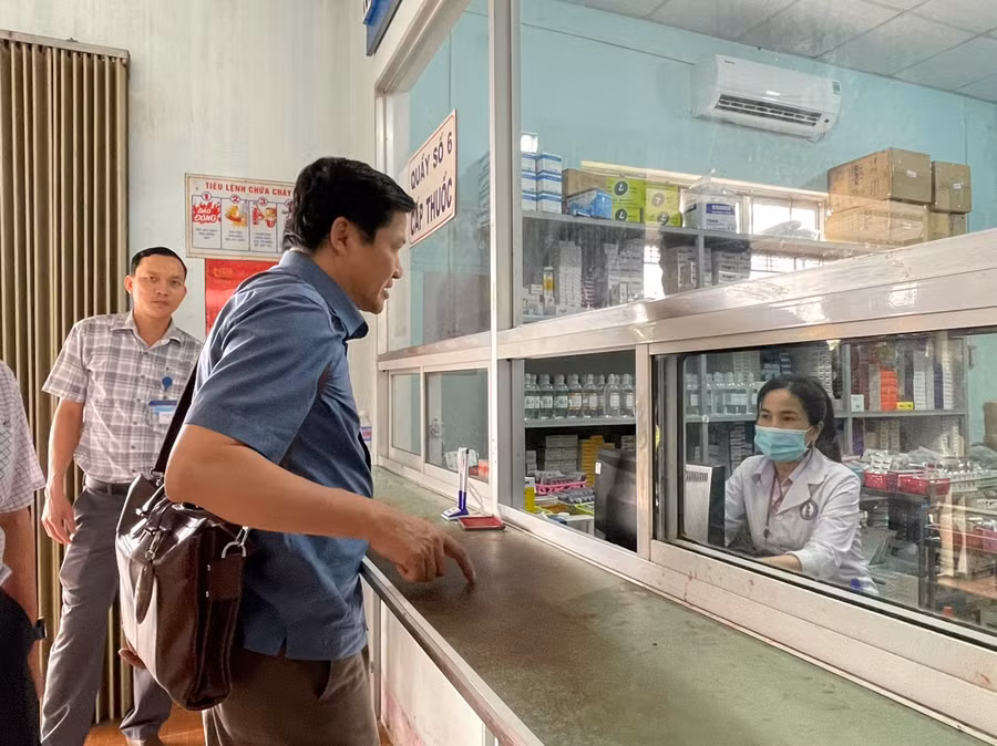 Đoàn giám sát kiểm tra công tác cấp phát thuốc BHYT tại Trung tâm Y tế huyện Krông Pa. Ảnh: Vũ Chi