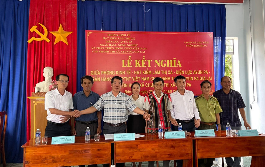 Các cơ quan và hệ thống chính trị bôn Hiao ký giao ước kết nghĩa. Ảnh: Vũ Chi Các cơ quan và hệ thống chính trị bôn Hiao ký giao ước kết nghĩa. Ảnh: Vũ Chi