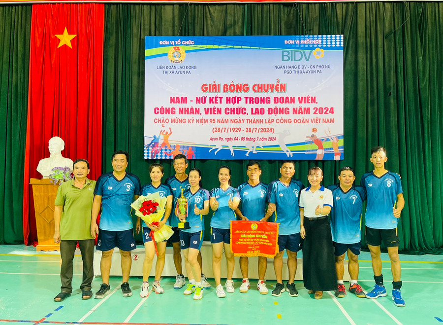 Cụm Công đoàn cơ sở số 2 giành chức vô địch giải bóng chuyền nam-nữ kết hợp thị xã Ayun Pa năm 2024. Ảnh: Vũ Chi Cụm Công đoàn cơ sở số 2 giành chức vô địch giải bóng chuyền nam-nữ kết hợp thị xã Ayun Pa năm 2024. Ảnh: Vũ Chi