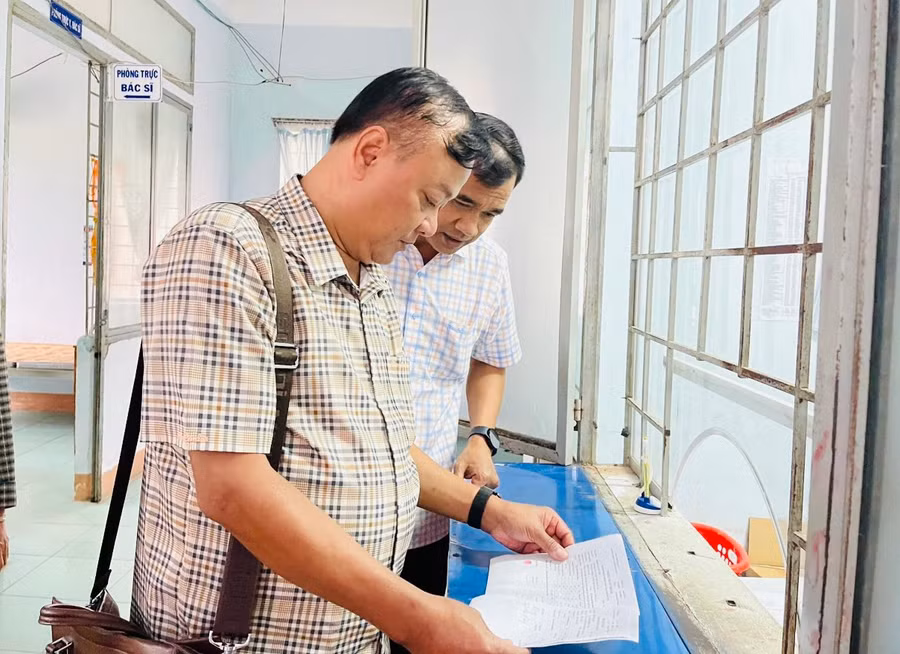 Đoàn giám sát kiểm tra công tác cấp phát thuốc BHYT cho bệnh nhân tại Trung tâm Y tế huyện Ia Pa. Ảnh: Vũ Chi