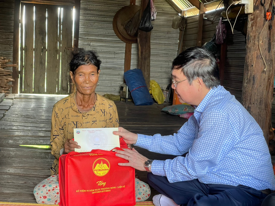 Trưởng ban Tổ chức Tỉnh ủy Huỳnh Quang Thái thăm, tặng quà gia đình bà Siu H’Kan (thôn 3, xã Pờ Tó). Ảnh: Vũ Chi