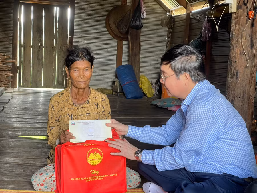 Trưởng ban Tổ chức Tỉnh ủy Huỳnh Quang Thái thăm, tặng quà gia đình bà Siu H’Kan (thôn 3, xã Pờ Tó). Ảnh: Vũ Chi