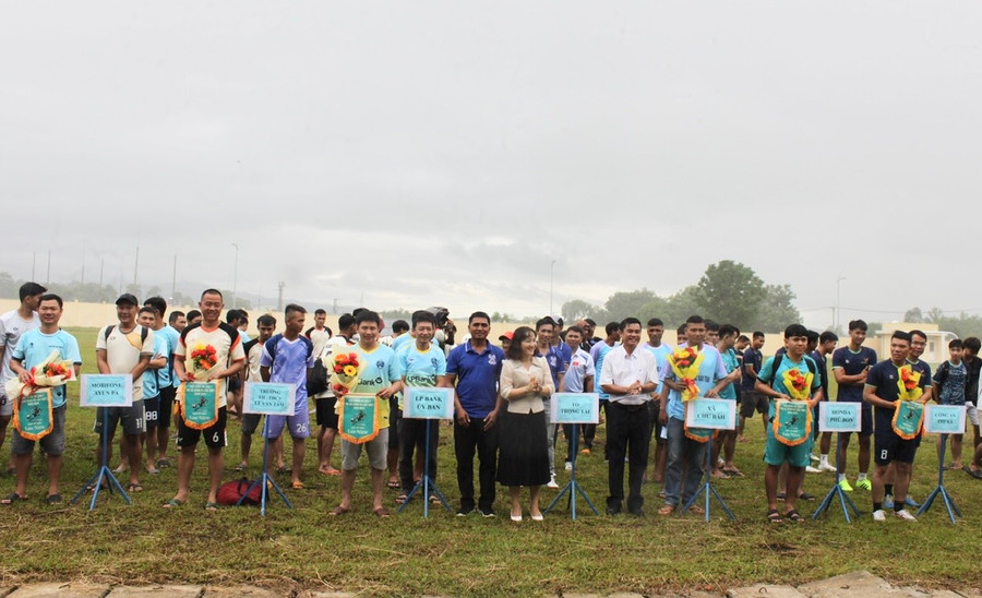 Ban tổ chức trao cờ lưu niệm cho các đội tham gia giải bóng đá sân 7 thị xã Ayun Pa. Ảnh: Vũ Chi Ban tổ chức trao cờ lưu niệm cho các đội tham gia giải bóng đá sân 7 thị xã Ayun Pa. Ảnh: Vũ Chi