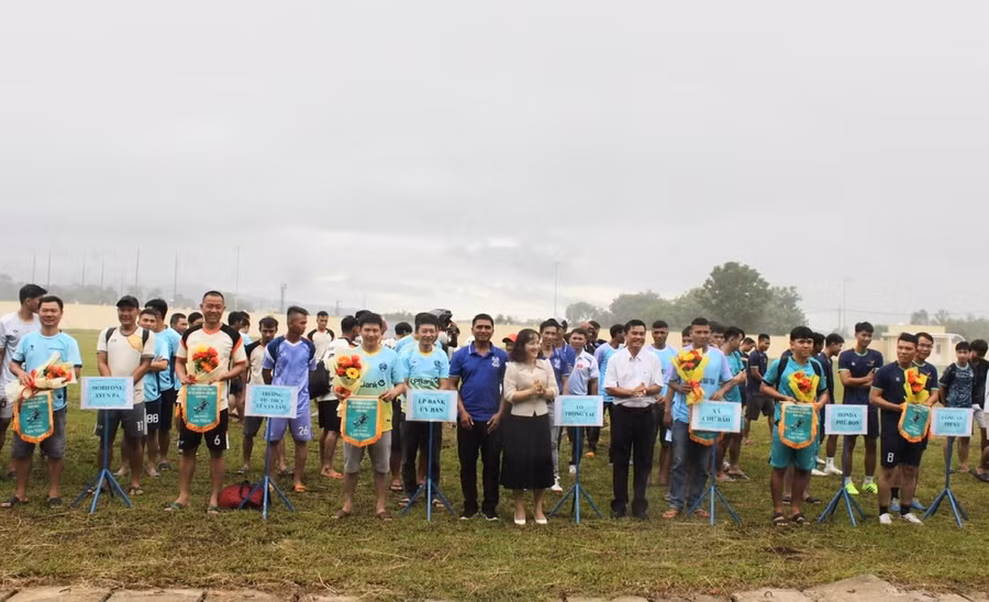 Ban tổ chức trao cờ lưu niệm cho các đội tham gia giải bóng đá sân 7 thị xã Ayun Pa. Ảnh: Vũ Chi