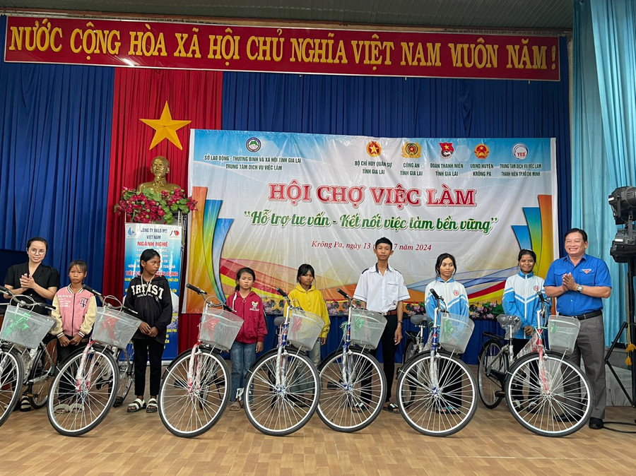 Trung tâm Dịch vụ việc làm thanh niên TP. Hồ Chí Minh tặng 7 chiếc xe đạp cho các em học sinh nghèo vượt khó tại huyện Krông Pa. Ảnh: Vũ Chi Trung tâm Dịch vụ việc làm thanh niên TP. Hồ Chí Minh tặng 7 chiếc xe đạp cho các em học sinh nghèo vượt khó tại huyện Krông Pa. Ảnh: Vũ Chi