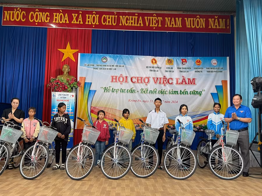 Trung tâm Dịch vụ việc làm thanh niên TP. Hồ Chí Minh tặng 7 chiếc xe đạp cho các em học sinh nghèo vượt khó tại huyện Krông Pa. Ảnh: Vũ Chi
