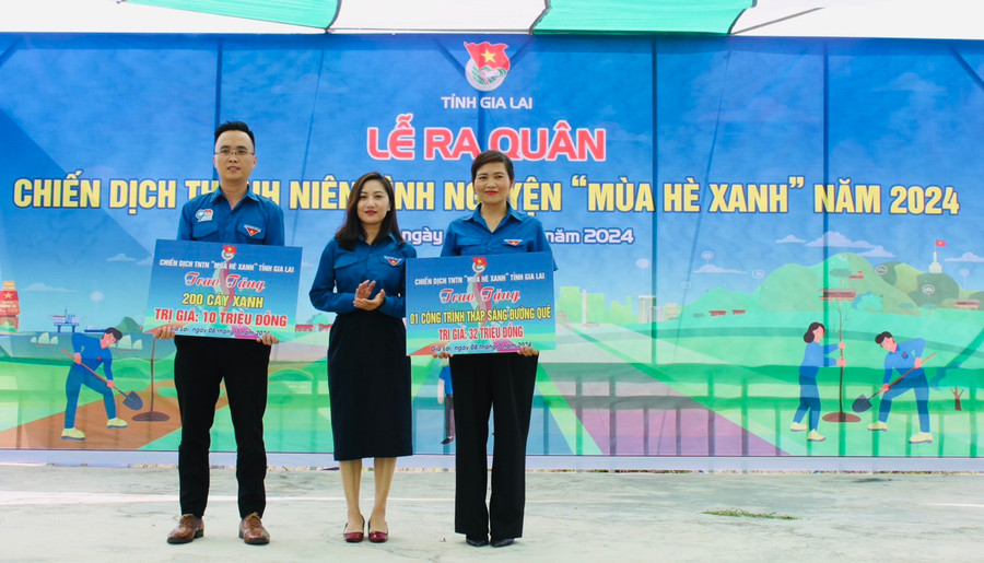 Đại diện Đoàn Khối các Cơ quan và Doanh nghiệp tỉnh trao bảng tượng trưng 1 công trình Thắp sáng đường quê và 200 cây xanh cho Huyện Đoàn Phú Thiện để triển khai ở xã Ia Ake. Ảnh: Vũ Chi