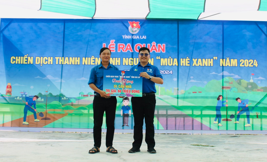 Tại lễ ra quân Chiến dịch “Mùa hè xanh”, đại diện Đoàn Trường Đại học Nông lâm TP. Hồ Chí Minh trao bảng tượng trưng 1 căn nhà trị giá 60 triệu đồng cho Đoàn xã Ayun Hạ. Ảnh: Vũ Chi