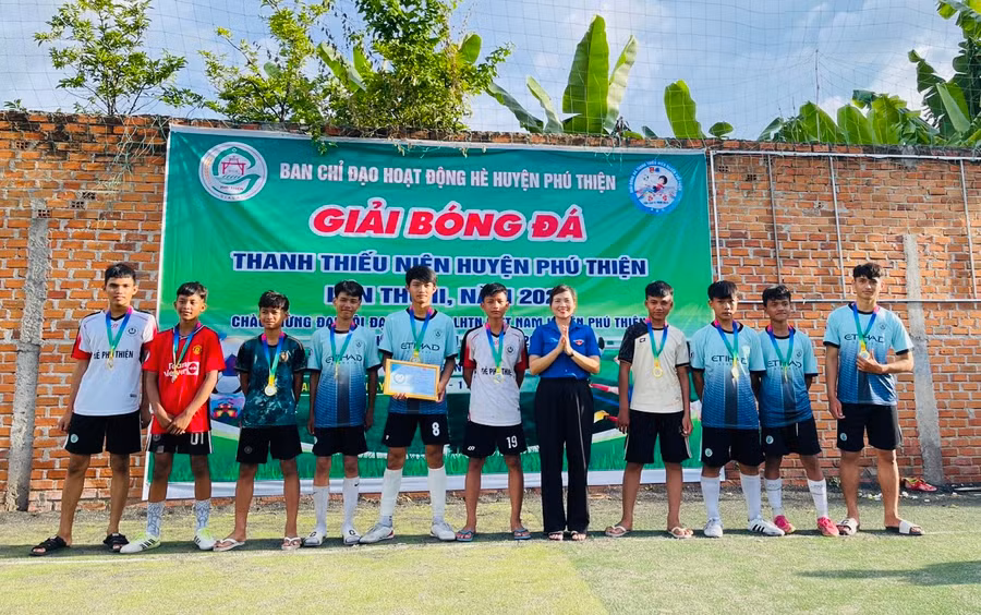 Đội bóng xã Ia Piar xuất sắc giành chức vô địch giải bóng đá thanh thiếu niên huyện Phú Thiện lần thứ II năm 2024. Ảnh: Vũ Chi