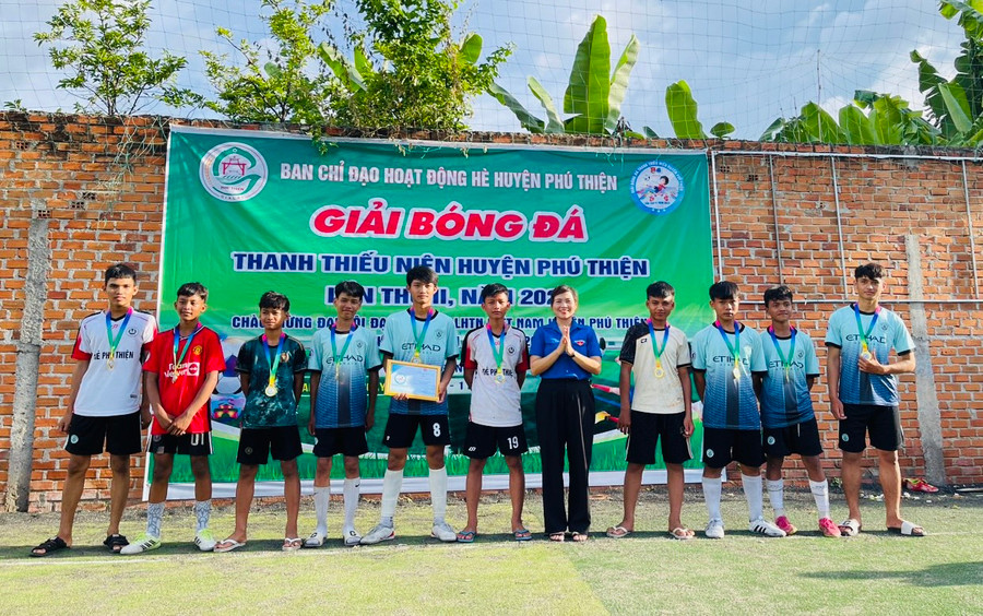 Đội bóng xã Ia Piar xuất sắc giành chức vô địch giải bóng đá thanh thiếu niên huyện Phú Thiện lần thứ II năm 2024. Ảnh: Vũ Chi
