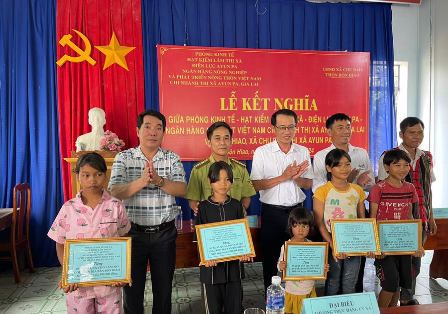 Các cơ quan tặng quà cho 5 trẻ em mồ côi tại bôn. Ảnh: Vũ Chi Các cơ quan tặng quà cho 5 trẻ em mồ côi tại bôn. Ảnh: Vũ Chi