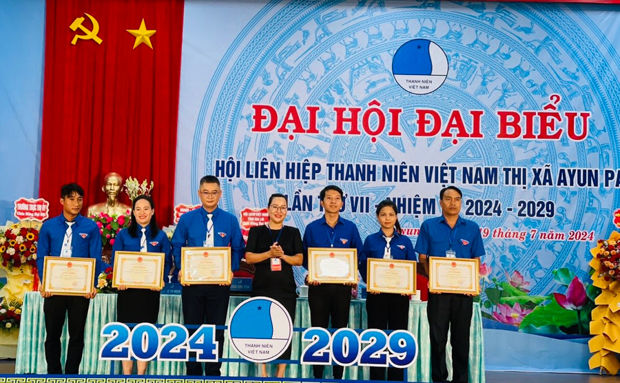 Các tập thể được Chủ tịch UBND thị xã tặng giấy khen vì đã có thành tích xuất sắc trong công tác Hội nhiệm kỳ 2019-2024. Ảnh: Vũ Chi Các tập thể được Chủ tịch UBND thị xã tặng giấy khen vì đã có thành tích xuất sắc trong công tác Hội nhiệm kỳ 2019-2024. Ảnh: Vũ Chi