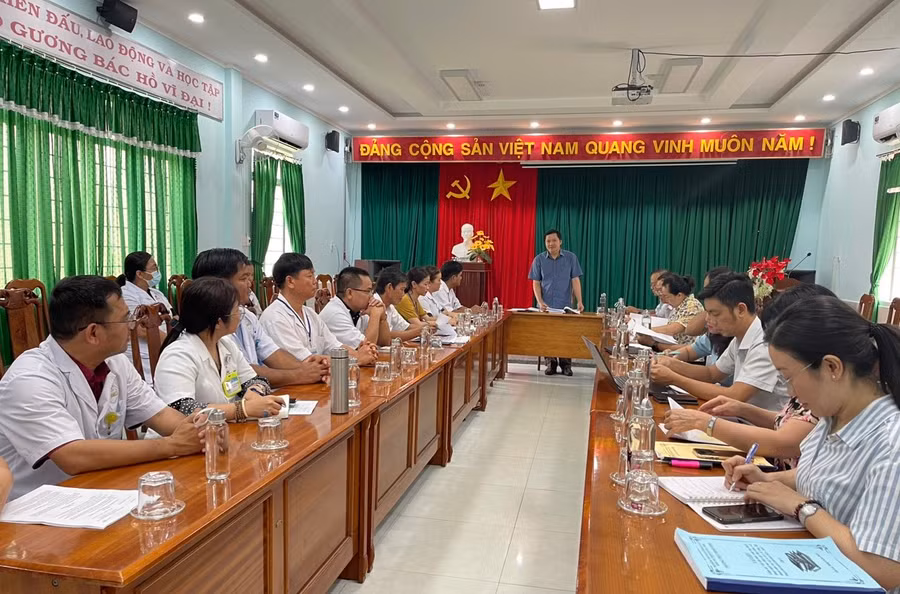 Quang cảnh buổi giám sát tại Trung tâm y tế thị xã Ayun Pa. Ảnh: Vũ Chi