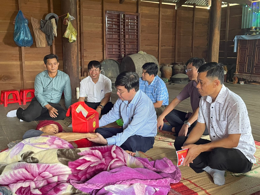 Đoàn công tác tới thăm, tặng quà gia đình ông Ksor Sới (thôn Plei Kdăm, xã Ia Kdăm). Ảnh: Vũ Chi