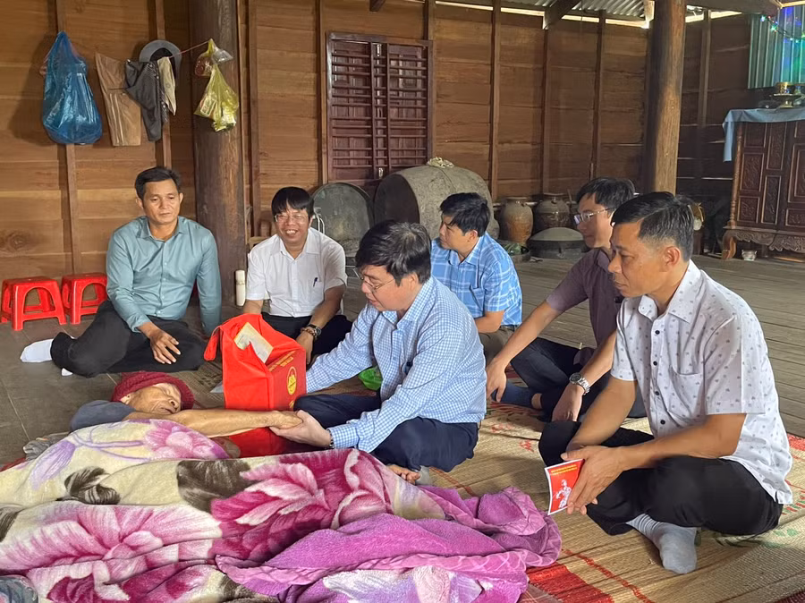 Đoàn công tác tới thăm, tặng quà gia đình ông Ksor Sới (thôn Plei Kdăm, xã Ia Kdăm). Ảnh: Vũ Chi