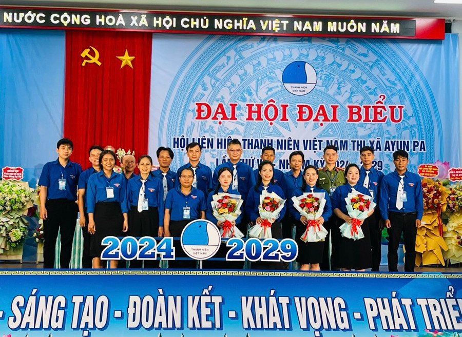 Ủy ban Hội LHTN Việt Nam thị xã Ayun Pa khóa VII ra mắt Đại hội. Ảnh: Vũ Chi Ủy ban Hội LHTN Việt Nam thị xã Ayun Pa khóa VII ra mắt Đại hội. Ảnh: Vũ Chi