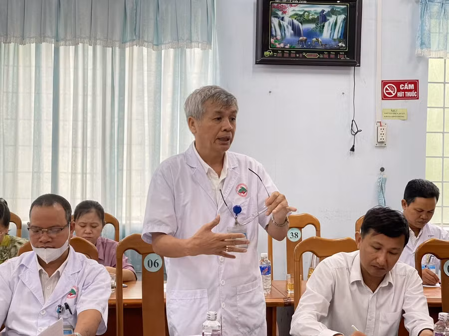 Bác sĩ Huỳnh Ngọc Thiên-Giám đốc Trung tâm Y tế huyện Ia Pa nêu kiến nghị tại buổi giám sát. Ảnh: Vũ Chi