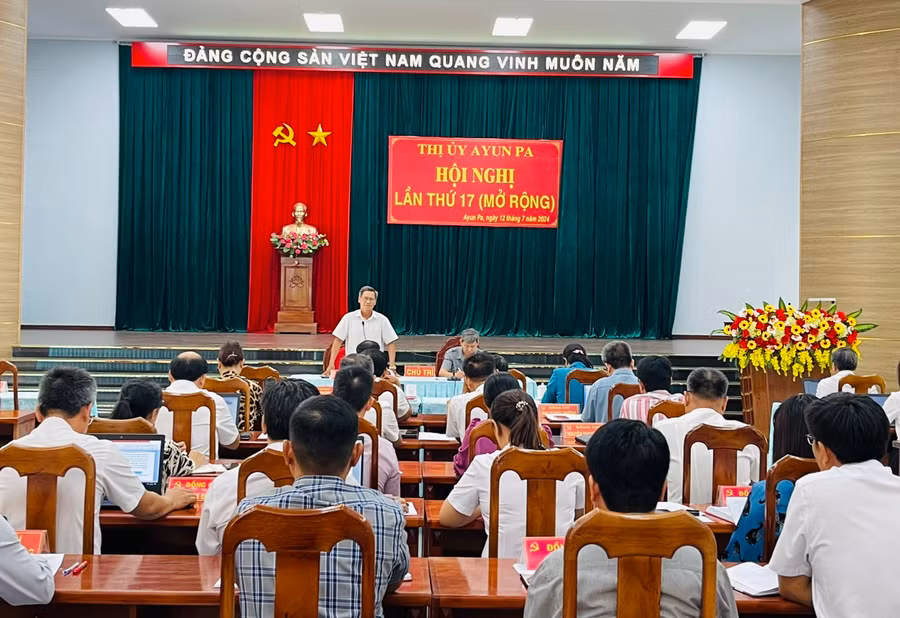 Quang cảnh hội nghị lần thứ 17 Ban Chấp hành Đảng bộ thị xã Ayun Pa khóa XIX (mở rộng). Ảnh: Vũ Chi