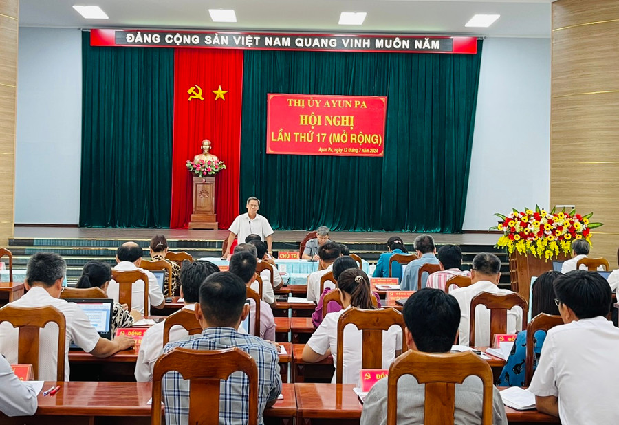 Quang cảnh hội nghị lần thứ 17 Ban Chấp hành Đảng bộ thị xã Ayun Pa khóa XIX (mở rộng). Ảnh: Vũ Chi Quang cảnh hội nghị lần thứ 17 Ban Chấp hành Đảng bộ thị xã Ayun Pa khóa XIX (mở rộng). Ảnh: Vũ Chi