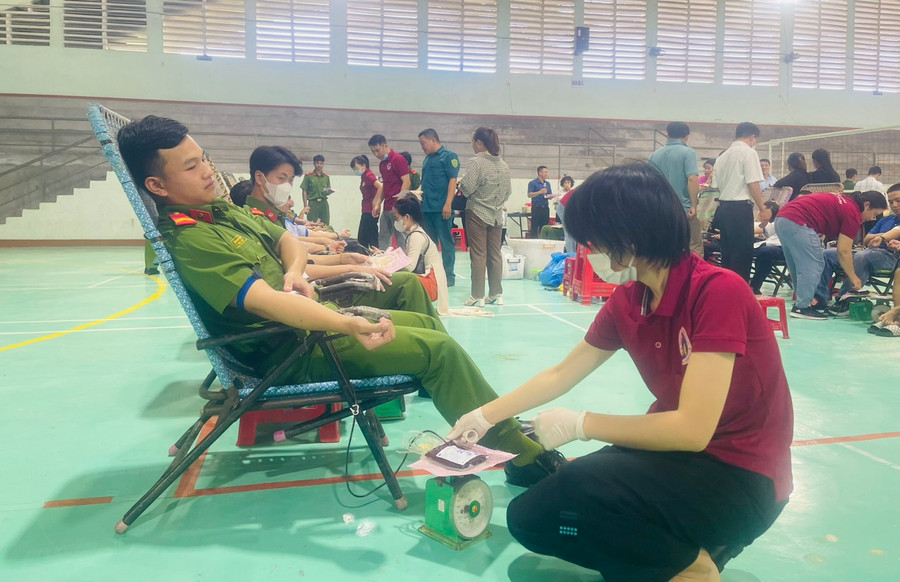 Đông đảo cán bộ, công chức, viên chức, người lao động thị xã tham gia hiến máu tình nguyện. Ảnh: Vũ Chi Đông đảo cán bộ, công chức, viên chức, người lao động thị xã tham gia hiến máu tình nguyện. Ảnh: Vũ Chi