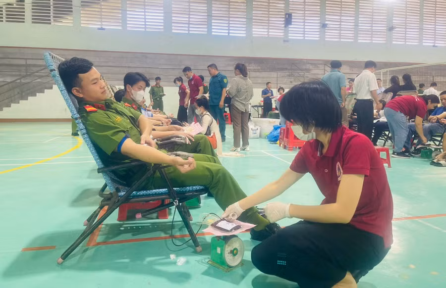 Đông đảo cán bộ, công chức, viên chức, người lao động thị xã tham gia hiến máu tình nguyện. Ảnh: Vũ Chi