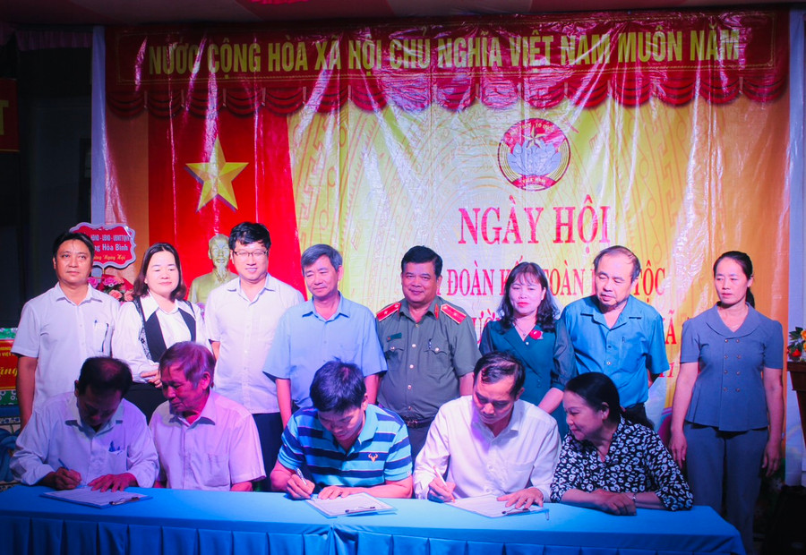 Đại diện một số hộ dân tổ dân phố 4 cùng đăng ký thi đua năm 2024. Ảnh: Vũ Chi