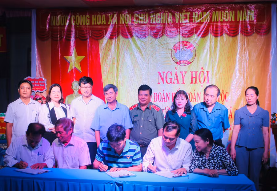 Đại diện một số hộ dân tổ dân phố 4 cùng đăng ký thi đua năm 2024. Ảnh: Vũ Chi