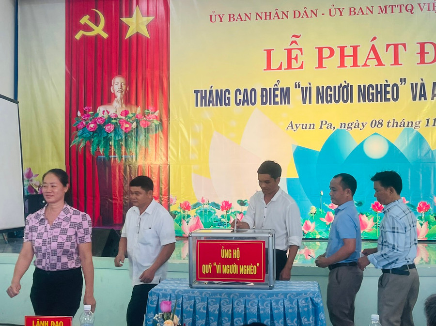 Các tổ chức, cá nhân tham gia ủng hộ Quỹ "Vì người nghèo" thị xã. Ảnh: Vũ Chi Các tổ chức, cá nhân tham gia ủng hộ Quỹ "Vì người nghèo" thị xã. Ảnh: Vũ Chi