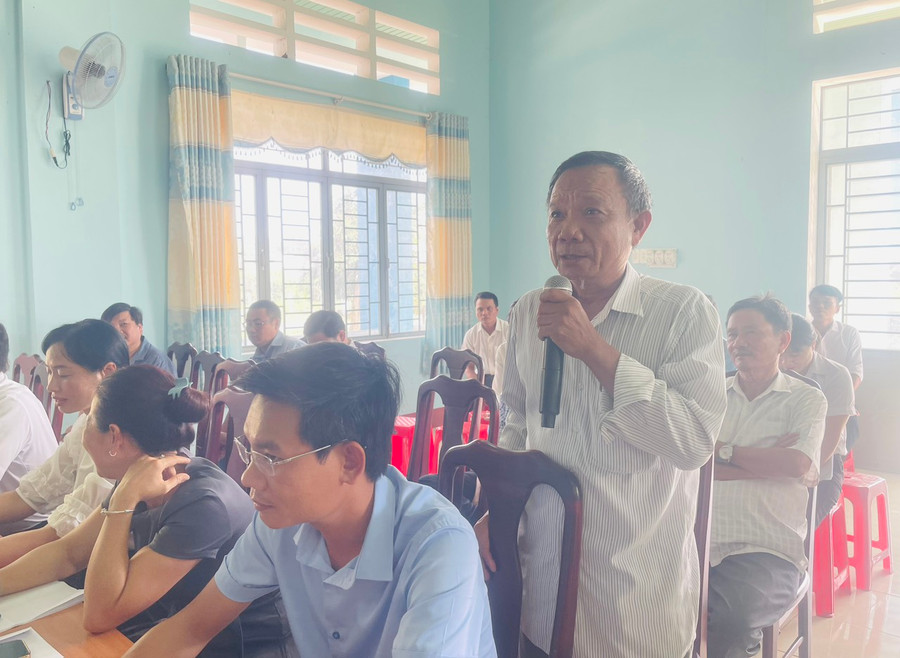 Ông Phạm Yến Thu-Thôn trưởng thôn Quyết Thắng, xã Ia Sao kiến nghị khắc phục tình trạng ô nhiễm tại bãi rác tập trung trên địa bàn xã. Ảnh: Vũ Chi