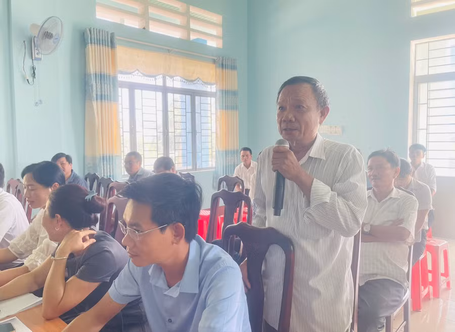 Ông Phạm Yến Thu-Thôn trưởng thôn Quyết Thắng, xã Ia Sao kiến nghị khắc phục tình trạng ô nhiễm tại bãi rác tập trung trên địa bàn xã. Ảnh: Vũ Chi