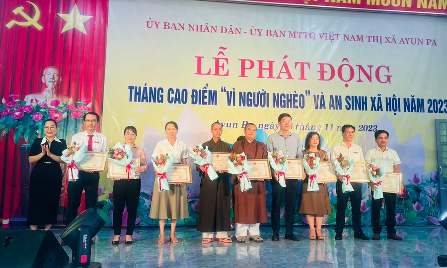 Phó Chủ tịch UBND thị xã Ksor H'Khuyên trao giấy khen các tập thể, cá nhân có đóng góp tích cực cho công tác an sinh xã hội tại thị xã năm 2023. Ảnh: Vũ Chi Phó Chủ tịch UBND thị xã Ksor H'Khuyên trao giấy khen các tập thể, cá nhân có đóng góp tích cực cho công tác an sinh xã hội tại thị xã năm 2023. Ảnh: Vũ Chi