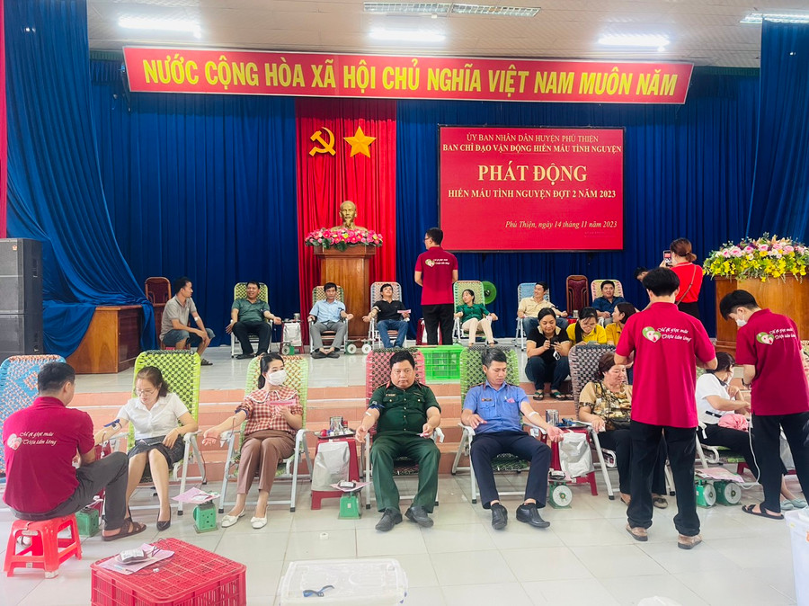 Đông đảo cán bộ, người lao động huyện Phú Thiện tham gia hiến máu tình nguyện đợt 2 năm 2023. Ảnh: Vũ Chi