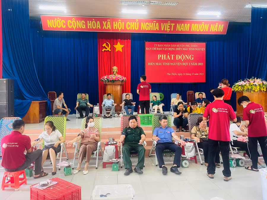 Đông đảo cán bộ, người lao động huyện Phú Thiện tham gia hiến máu tình nguyện đợt 2 năm 2023. Ảnh: Vũ Chi