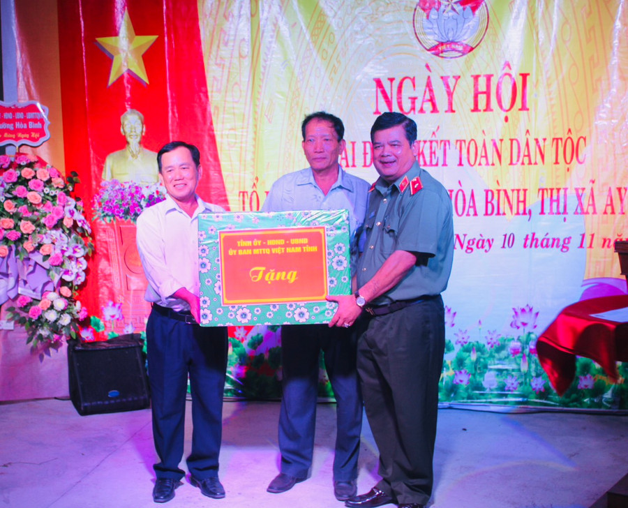 Thiếu tướng Rah Lan Lâm (bìa phải) tặng quà cán bộ và Nhân dân tổ dân phố 4, phường Hòa Bình, thị xã Ayun Pa. Ảnh: Vũ Chi