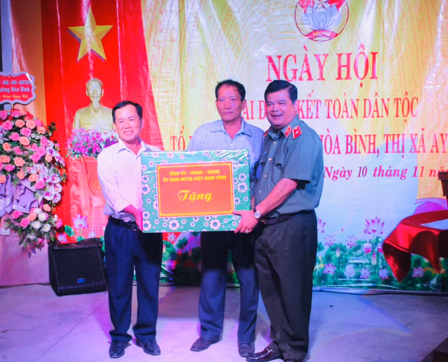 Thiếu tướng Rah Lan Lâm (bìa phải) tặng quà cán bộ và Nhân dân tổ dân phố 4, phường Hòa Bình, thị xã Ayun Pa. Ảnh: Vũ Chi