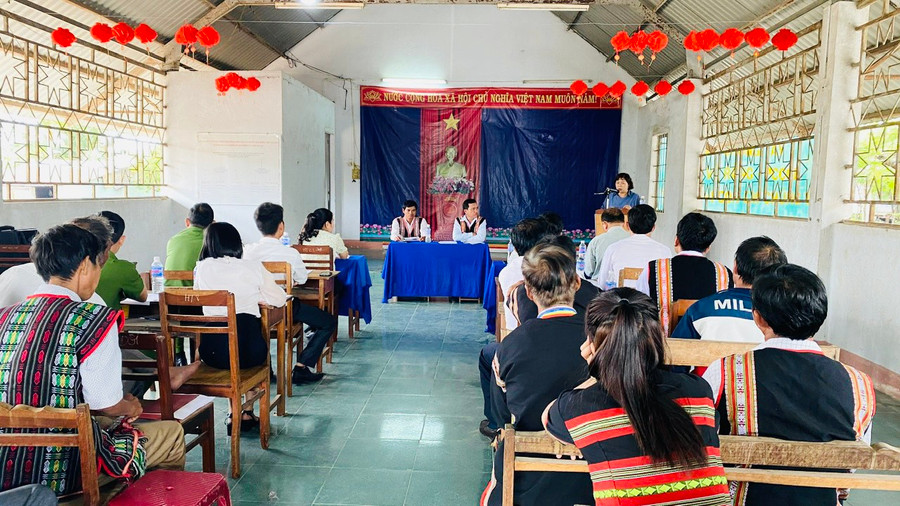 Quang cảnh buổi sinh hoạt Chi bộ buôn Blăk. Ảnh: Thanh Tâm